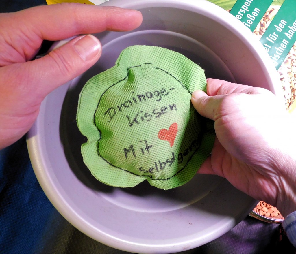 DIY: Drainagekissen fr Tpfe, Ksten & Co.